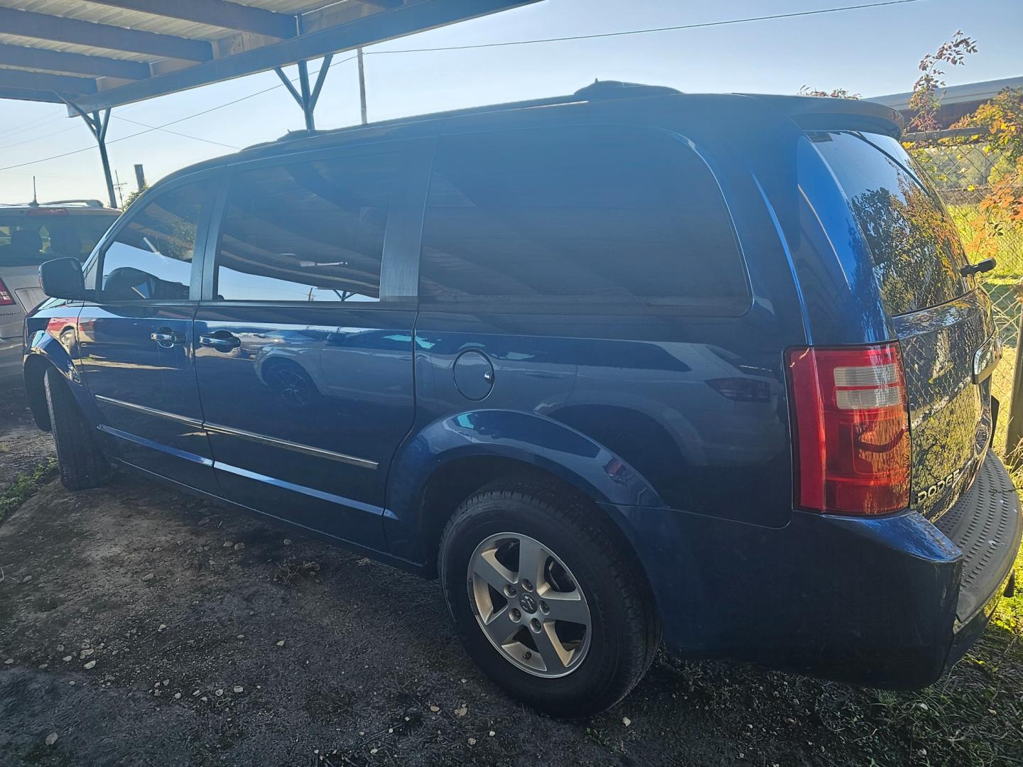 2010 BLUE Dodge Grand Caravan SXT (2D4RN5D14AR) with an 3.8L V6 OHV 12V engine, 6-Speed Automatic transmission, located at 533 S Seven Points BLVD, Seven Points, TX, 75143, (430) 255-4030, 32.313999, -96.209351 - Photo#2